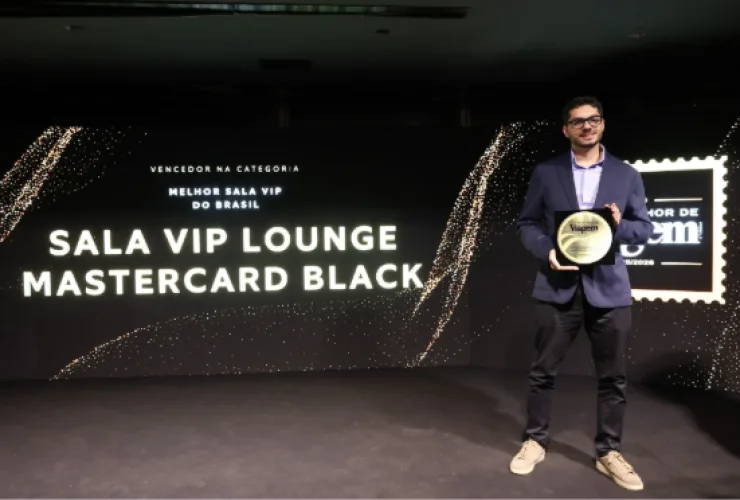 Rafael Menezes, Diretor de Produtos da Mastercard Brasil, recebendo o prêmio de “Melhor Sala VIP do Brasil” na noite de celebração do Prêmio Melhores de Viagem e Turismo 2025/2026