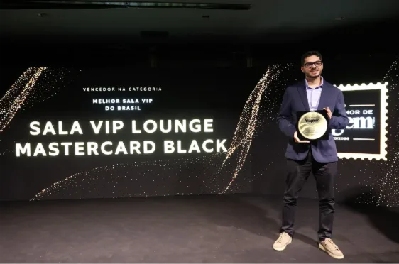 Rafael Menezes, Diretor de Produtos da Mastercard Brasil, recebendo o prêmio de “Melhor Sala VIP do Brasil” na noite de celebração do Prêmio Melhores de Viagem e Turismo 2025/2026
