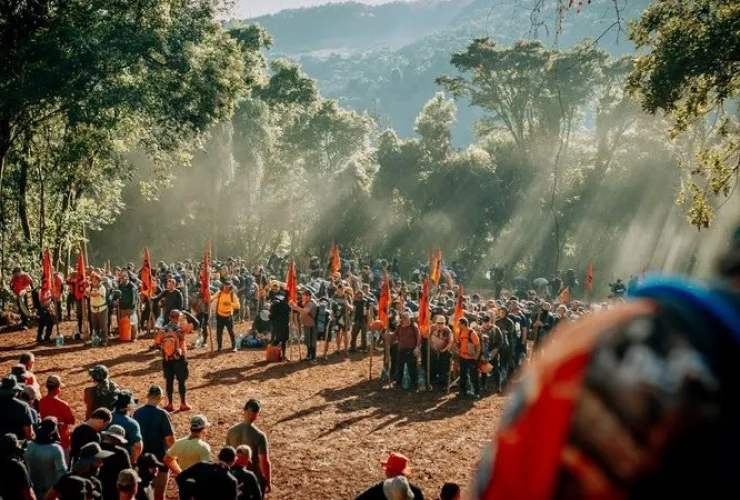 Participantes do movimento Legendários em atividade ao ar livre durante encontro de desafios e serviço comunitário no Paraná