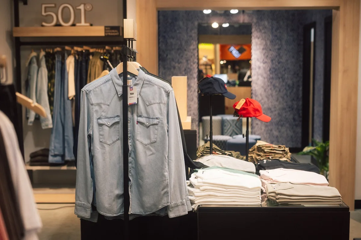 Levi’s® inaugura loja no Shopping Curitiba com conceito global e foco em experiência do consumidor