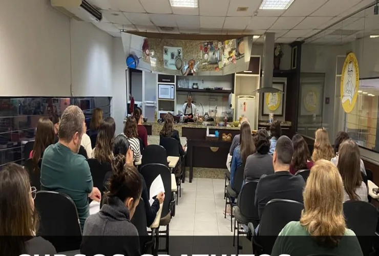 Aula de culinária em supermercado com chef ensinando receitas em cozinha equipada