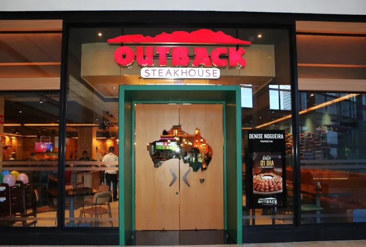 Nova unidade do Outback Steakhouse no Shopping Palladium Curitiba com ambiente moderno e conceito contemporâneo