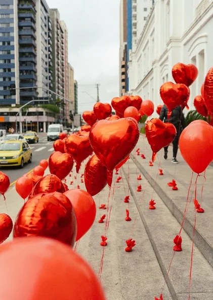 Balões de coração transformam o Shopping Curitiba em cenário para o Dia dos Namorados