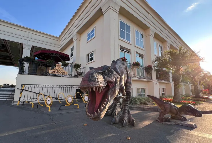 Dinossauros gigantes transformam férias de julho no Família Madalosso