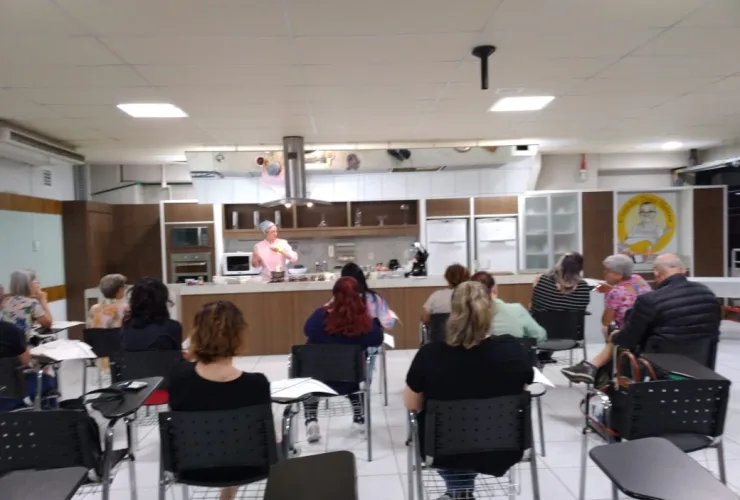 Aula de gastronomia em cozinha experimental, representando os cursos gratuitos oferecidos pelo Angeloni em Curitiba durante o mês de julho.