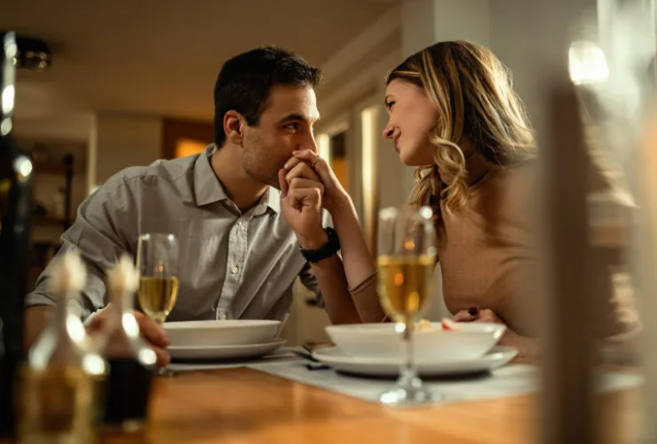 O corpo fala: 4 sinais que podem indicar interesse durante uma conversa