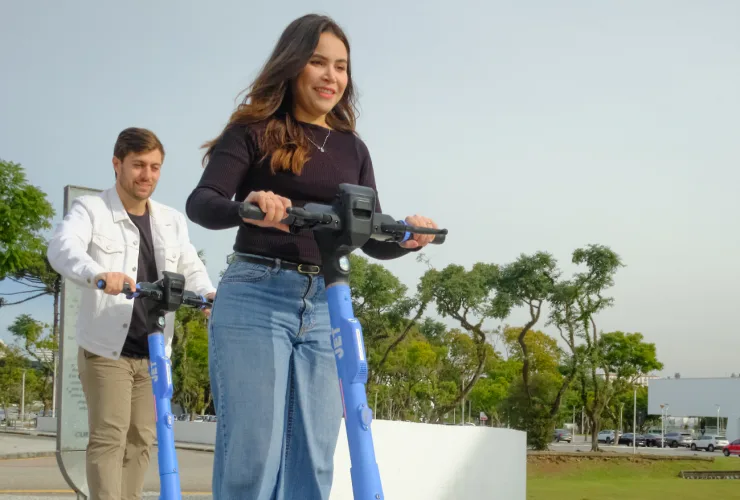 Patinete elétrico compartilhado em área urbana de Curitiba, em matéria sobre mais de 40 mil viagens da JET em duas semanas de operação.