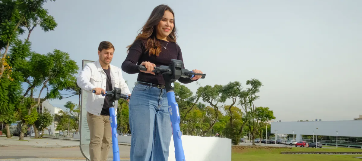 Patinete elétrico compartilhado em área urbana de Curitiba, em matéria sobre mais de 40 mil viagens da JET em duas semanas de operação.