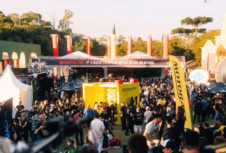 Motocicletas reunidas em evento de motociclismo em Curitiba. O Motorcycle Fest 2026 acontece no Bosque São Cristóvão, em Santa Felicidade, com motos, música, gastronomia e atrações para toda a família.