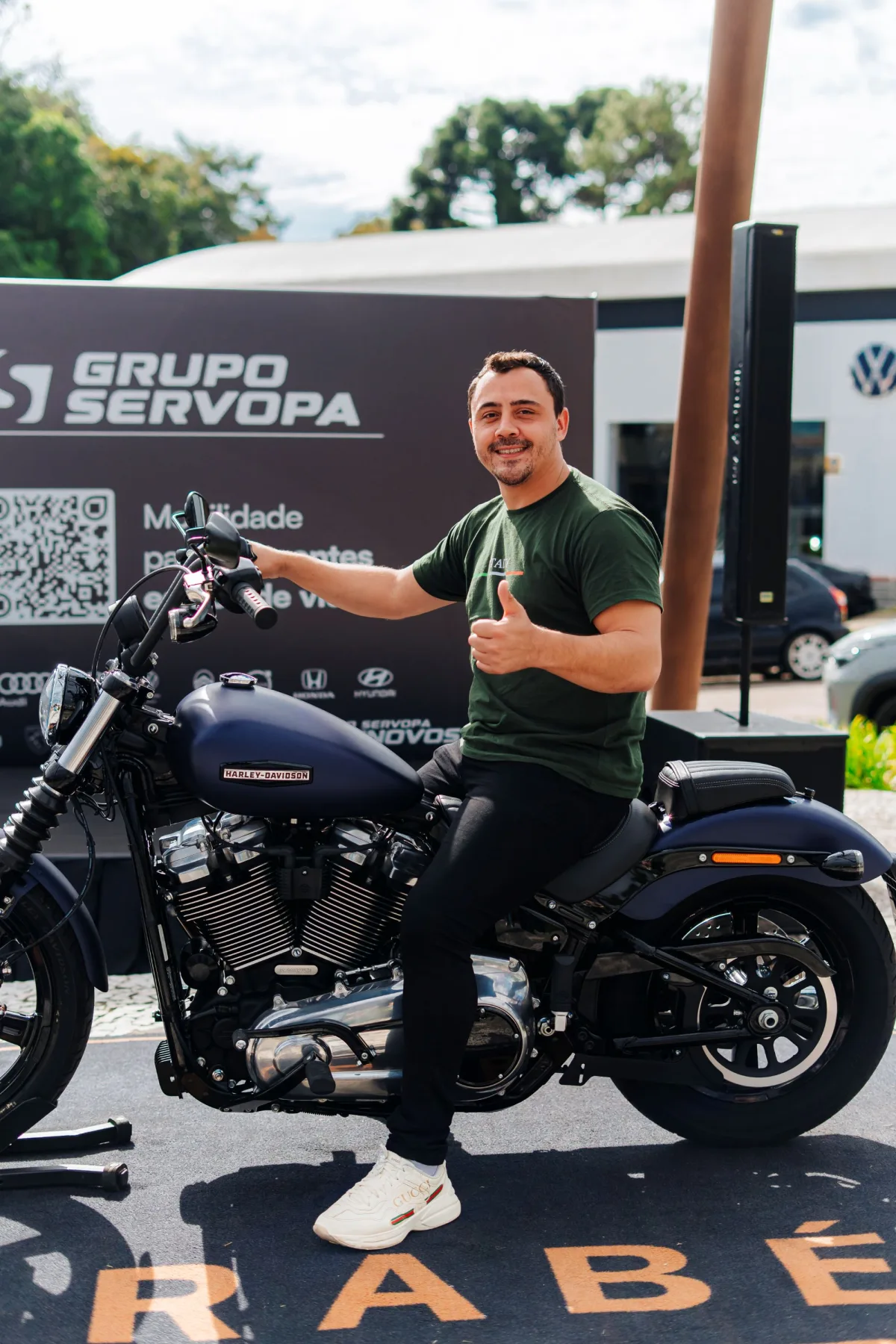 Ganhador posa com sua nova Harley-Davidson