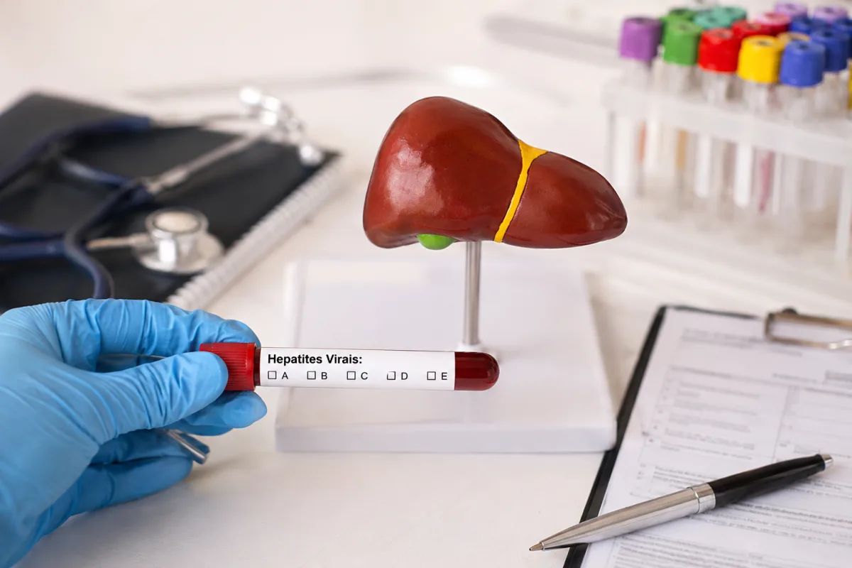 Julho Amarelo alerta para hepatites virais após mais de 12 mil casos de hepatites B e C no Paraná