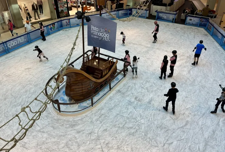 ParkShoppingBarigüi recebe pista de patinação no gelo até agosto