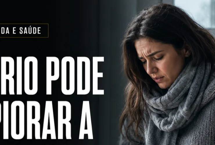 Mulher com expressão de desconforto em ambiente frio, representando dores associadas à endometriose no inverno. Especialista explica que o frio não faz a doença avançar, mas pode aumentar a sensibilidade à dor.