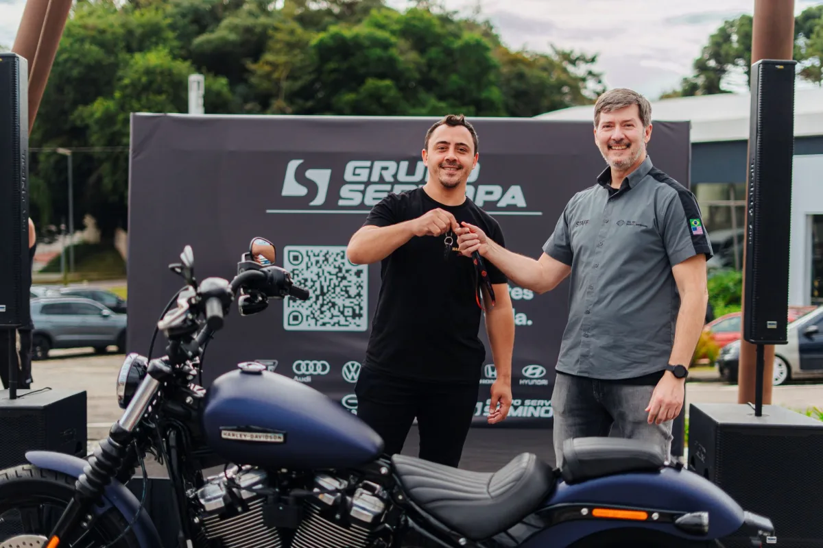 honatan Almeida, morador de Ponta Grossa (PR), recebe Harley-Davidson Street Bob 0km. Ao lado do ganhador está Marcelo Cidin, gerente da marca.