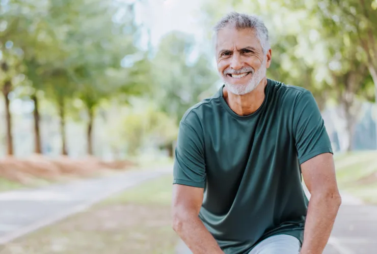Homem em consulta médica com urologista, representando a importância do acompanhamento regular para diagnóstico precoce do câncer de próstata.