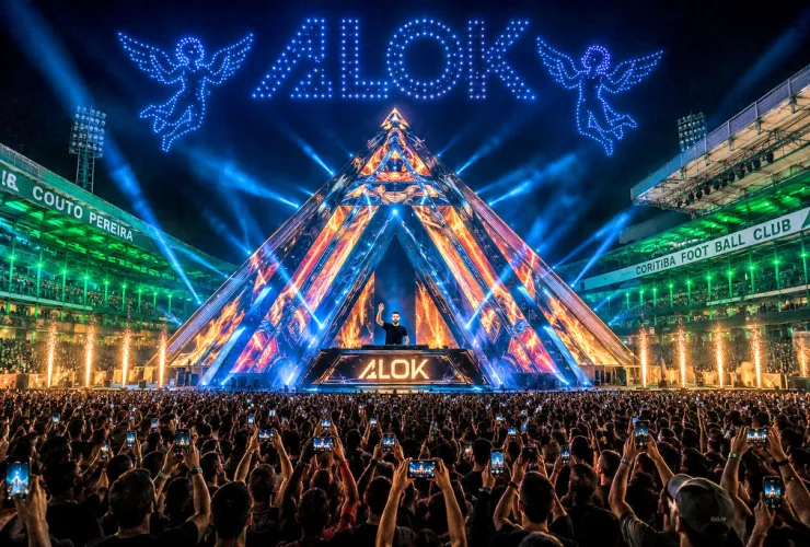 Alok se apresenta em palco piramidal com drones e painéis de LED durante a Áurea Tour no Estádio Couto Pereira.