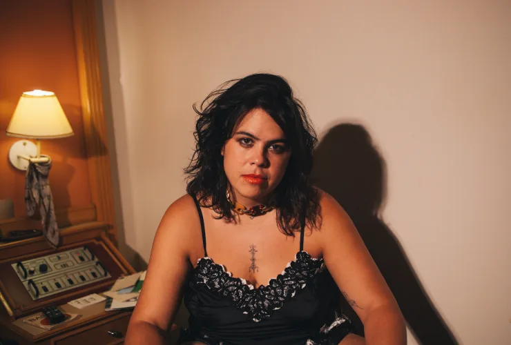 Bruna Lucchesi apresenta o álbum Bandoleira no projeto Brasis no Paiol em Curitiba