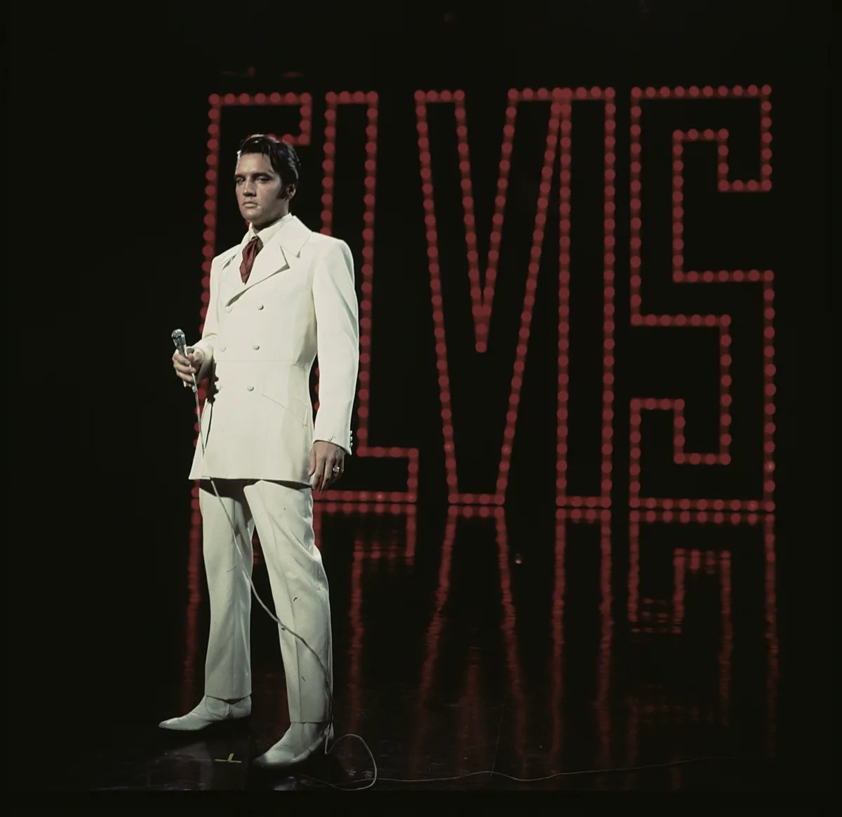 Imagem histórica de Elvis Presley integra a divulgação do espetáculo e da exposição oficial