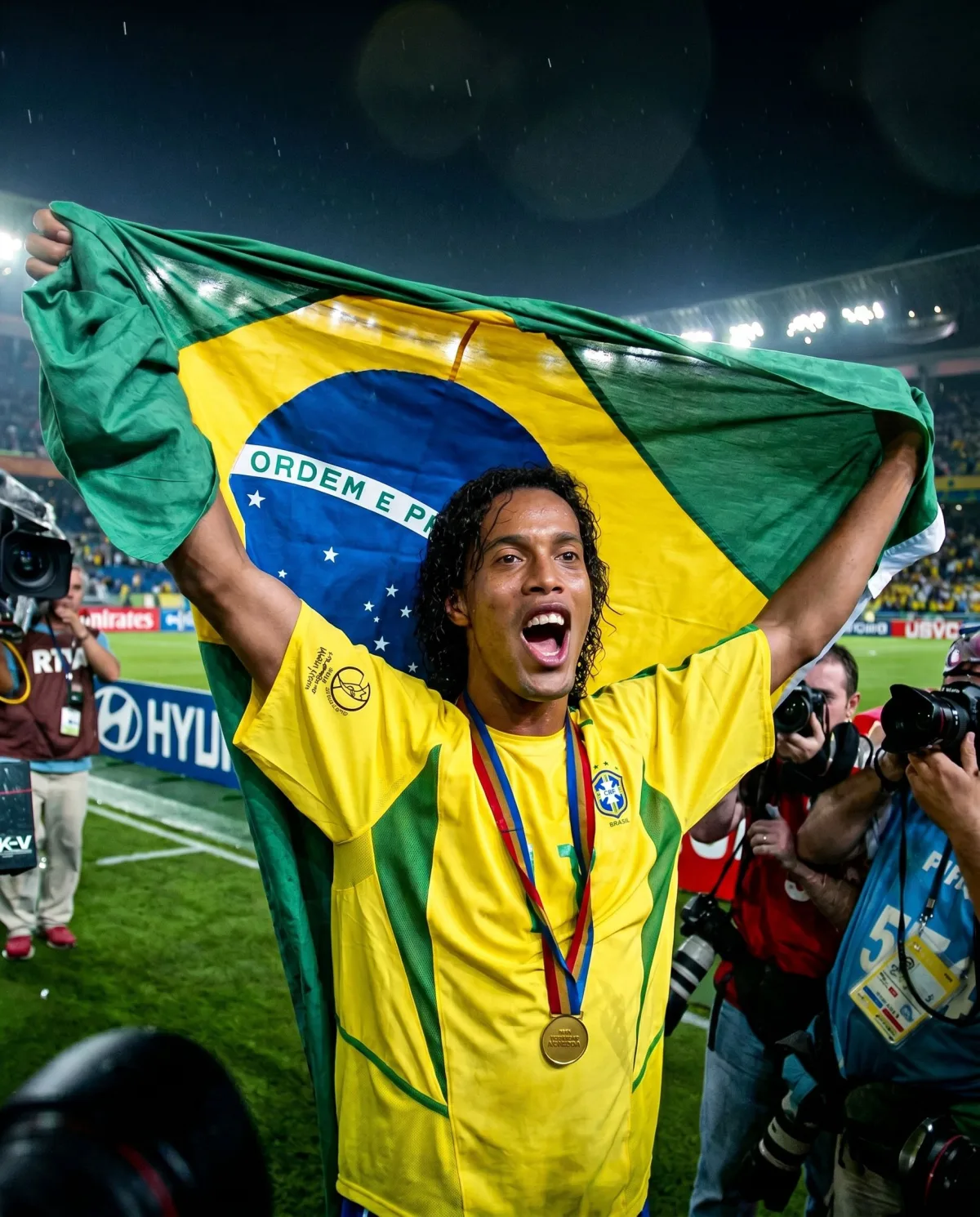 Os ingressos para o Galáticos Game, partida solidária entre os Amigos de Ronaldinho Gaúcho e Estrelas Paranaenses