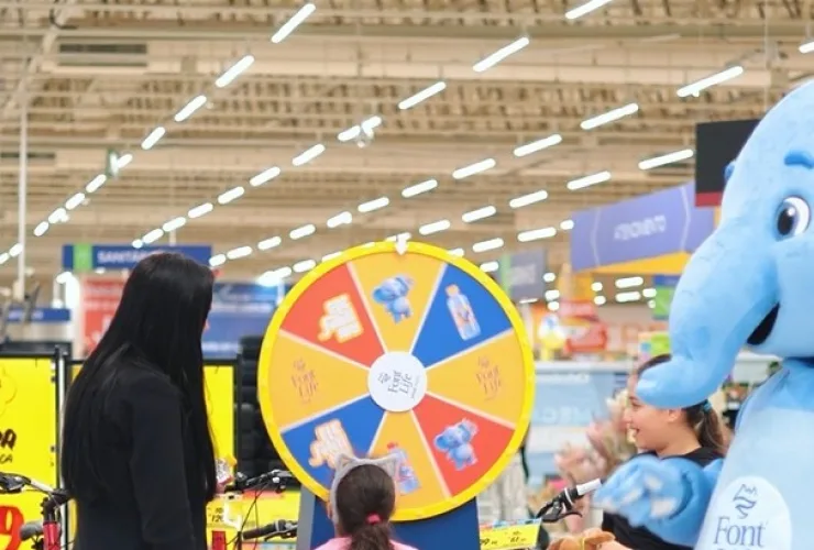 Crianças participam da ação de hidratação da Font Life no Carrefour Parolin, em Curitiba
