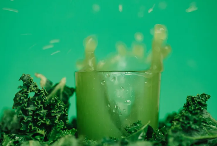 Suco verde com couve é nutritivo, mas não faz “detox”, dizem nutricionistas