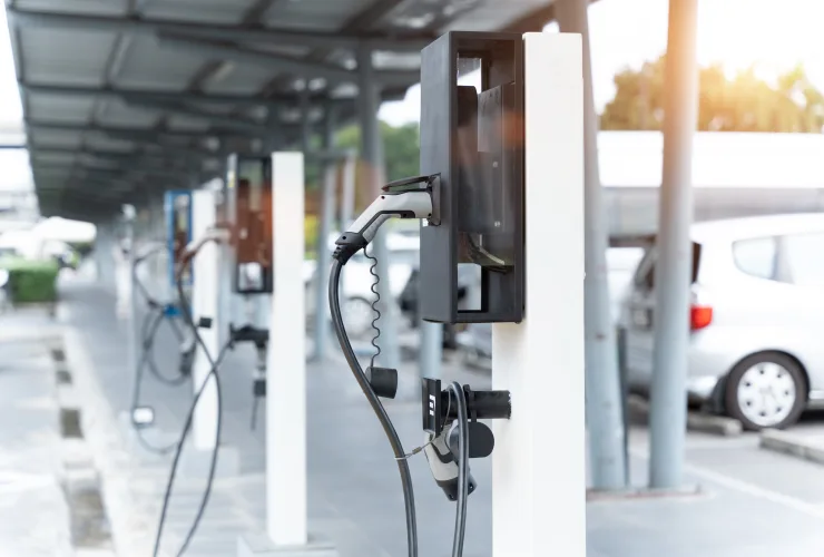 Eletroposto para recarga de veículos elétricos em rodovia brasileira