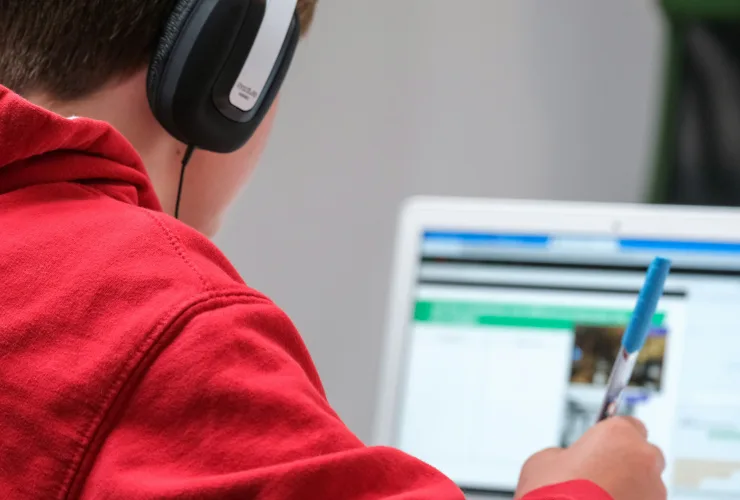 Plataforma oferece cursos gratuitos de oito idiomas com certificado