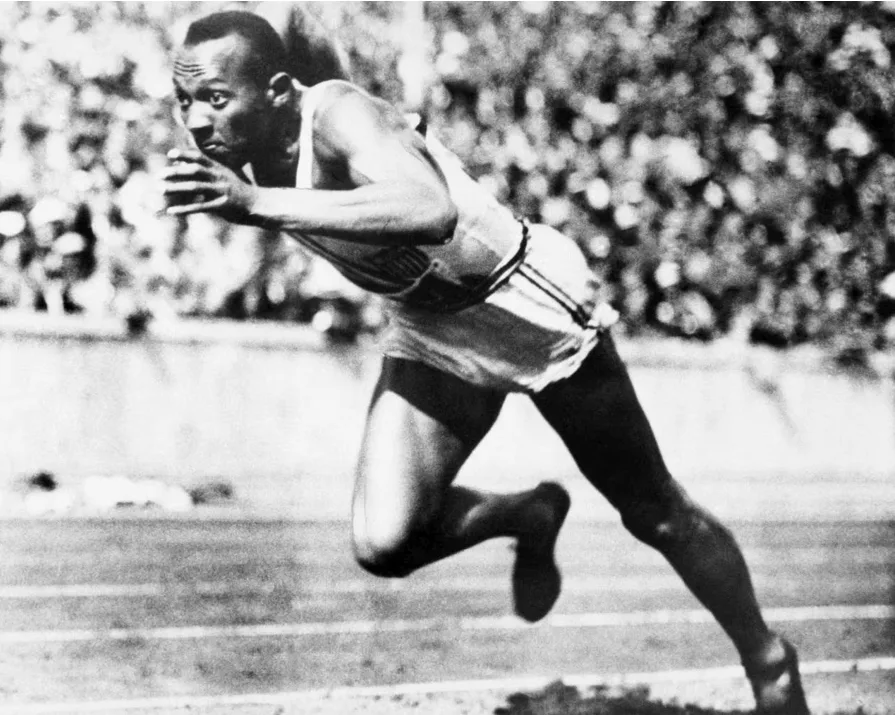 Jesse Owens correndo os 200 metros rasos durante as Olimpíadas de Berlim.