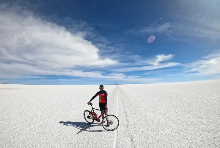 Curitibano busca atingir 300 km/h de bicicleta no Salar de Uyuni