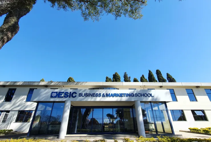 Fachada do campus da ESIC Internacional no bairro Hauer, em Curitiba