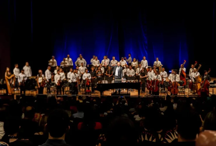 Orquestra Novva se apresenta sob a regência do maestro Gabriel Hermes em concerto no Teatro Guaíra, em Curitiba.