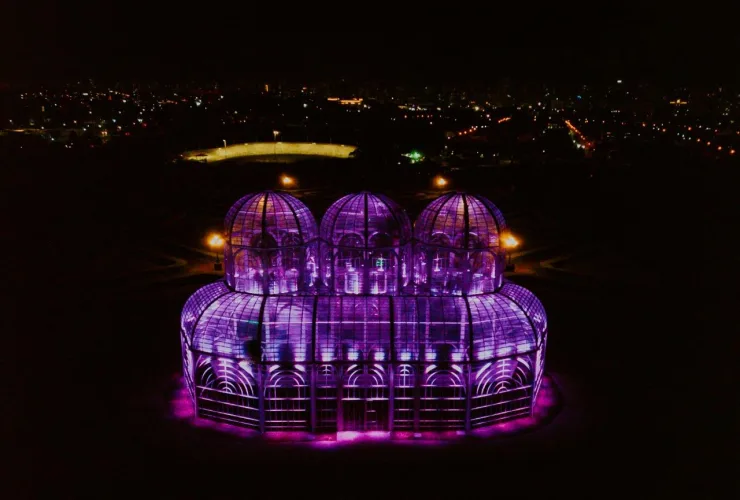 Curitiba ilumina monumentos de roxo pelo Setembro Roxo da fibrose cística