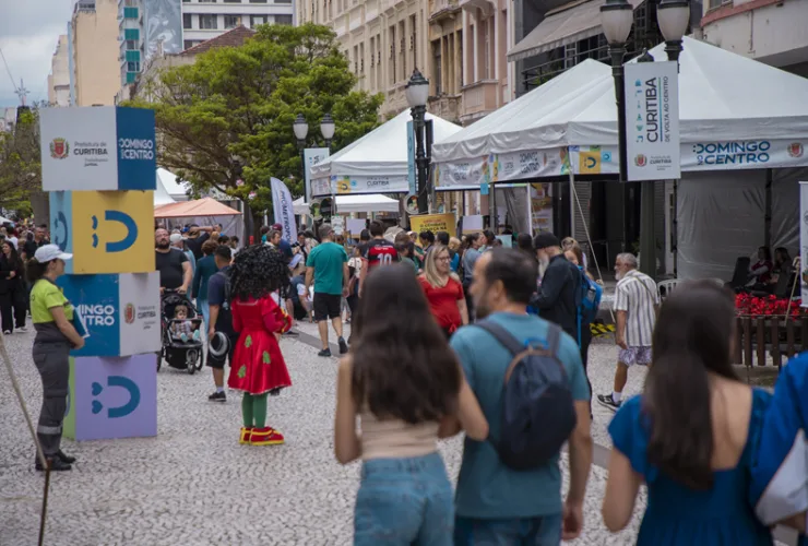 Público participa do Domingo no Centro na Rua XV de Novembro, em Curitiba, durante programação cultural gratuita.