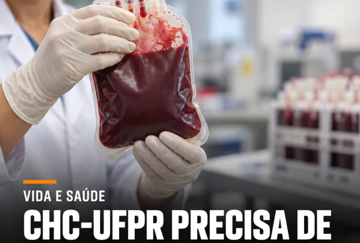 Profissional de saúde segura bolsa de sangue em arte sobre doação no CHC-UFPR