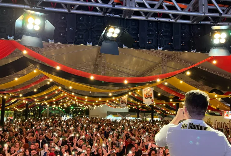 Banda se apresenta diante do público na Fenachopp, em Joinville