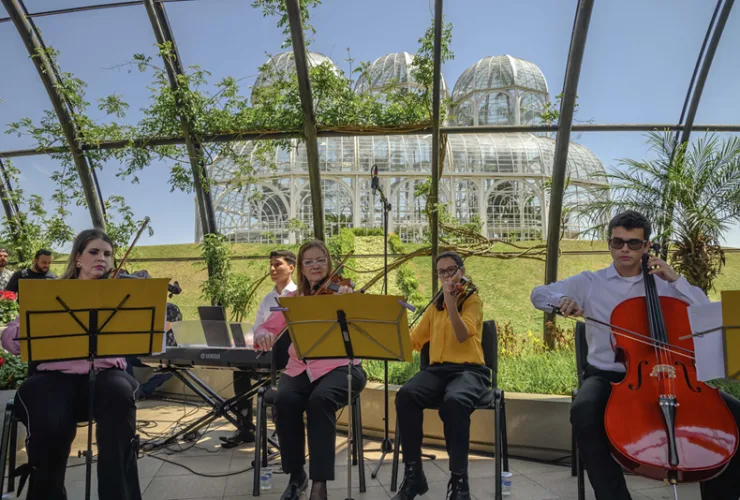 Famílias acompanham apresentação musical do Festival Primavera Curitiba no Jardim Botânico