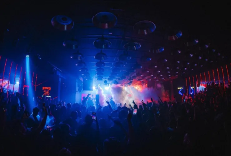 Público acompanha apresentação de música eletrônica durante a D-EDGE Tour