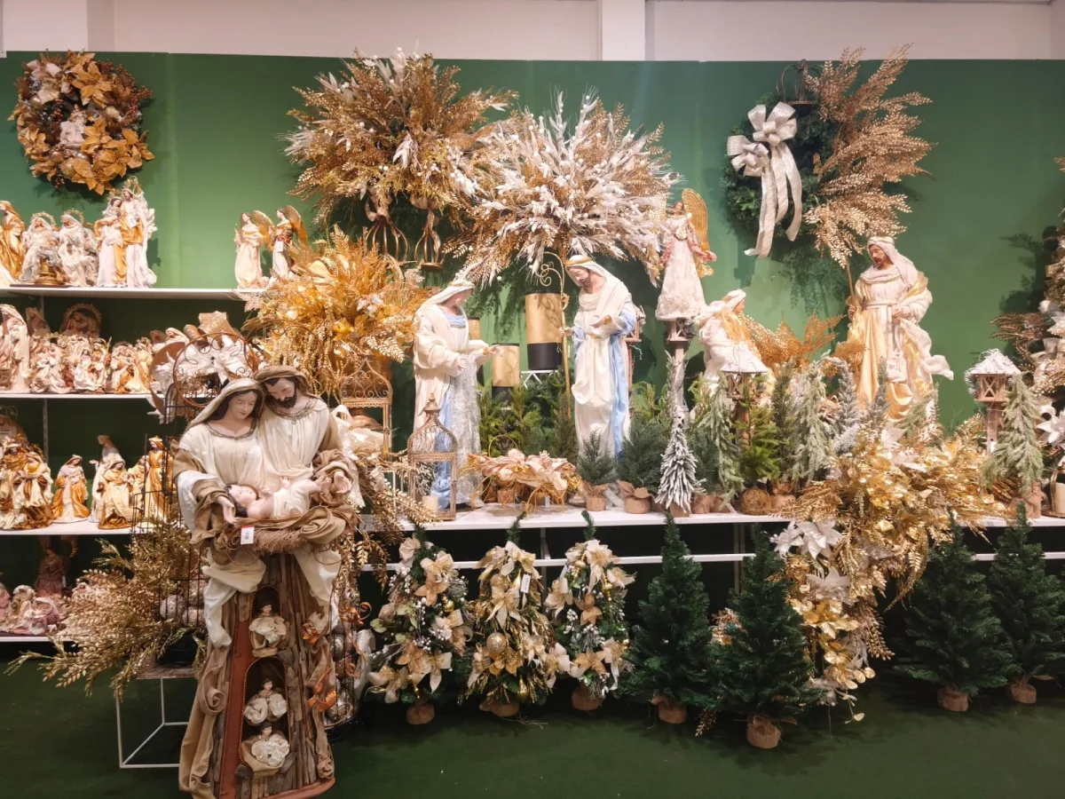 Com descontos de até 50%, a operação oferece árvores, guirlandas, iluminação, personagens e outros itens para criar a decoração de Natal