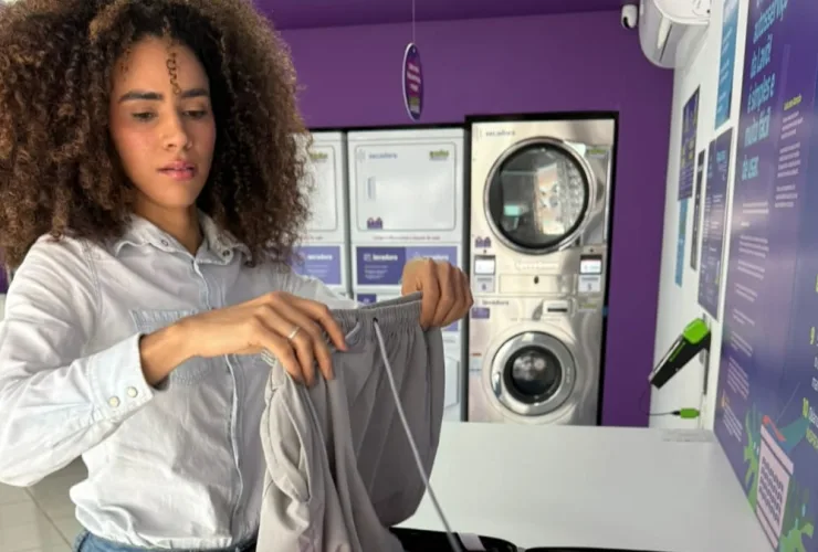 Roupa com cheiro de umidade: como evitar odores e secar mais rápido na chuva
