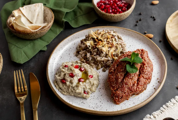 Pratos árabes do Paineiras com kibe cru, arroz com lentilha e tabule