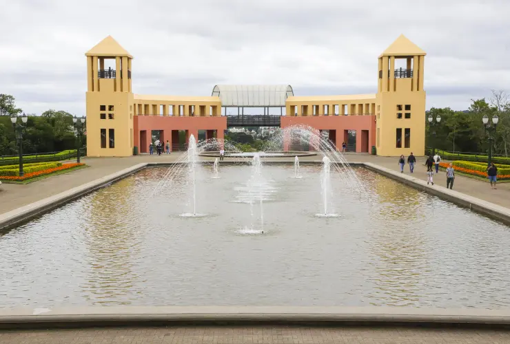Parque Tanguá, em Curitiba, com o belvedere, os lagos e a antiga pedreira