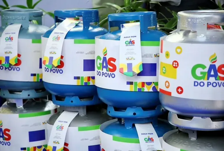 Botijões de gás do programa social Gás do Povo empilhados com etiquetas coloridas