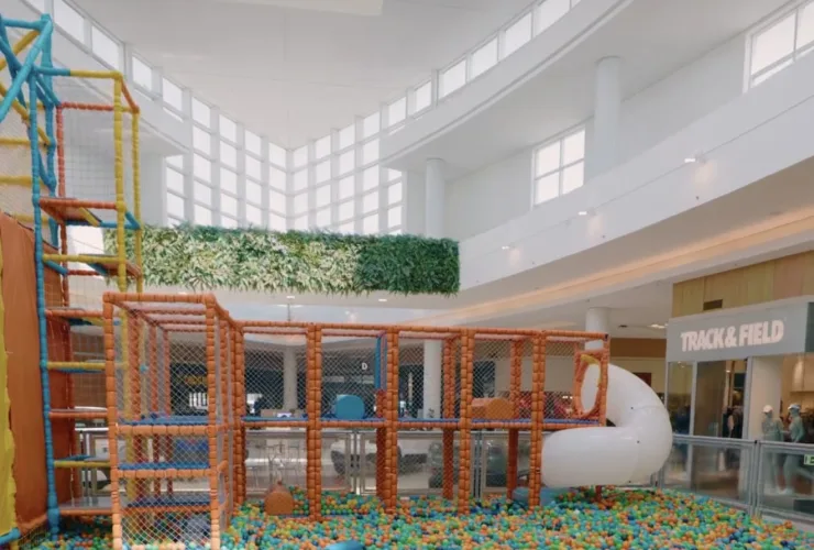 Parque infantil com labirinto e piscina de bolinhas no Catuaí Shopping Maringá