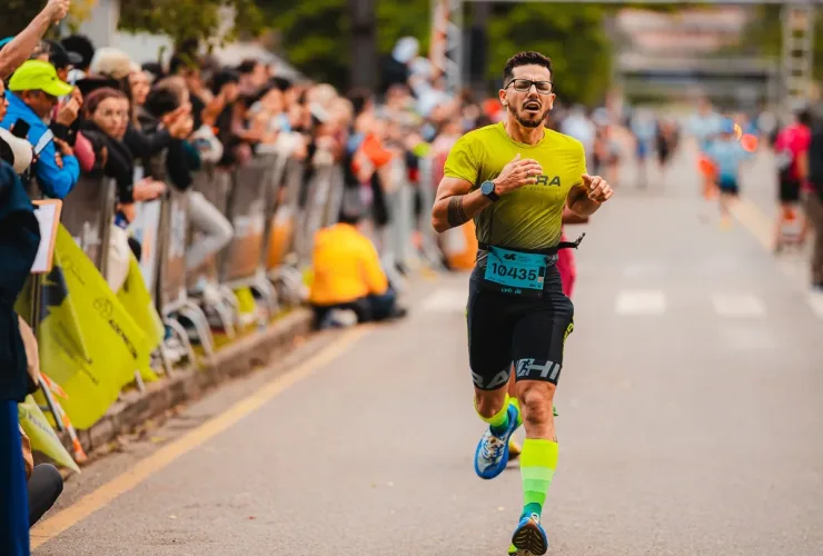 Corredores participando de prova de rua no Paraná