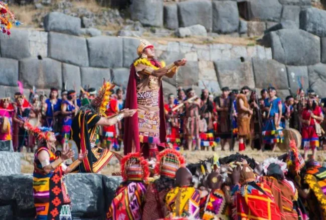 Festas tradicionais latino-americanas com dança e trajes típicos