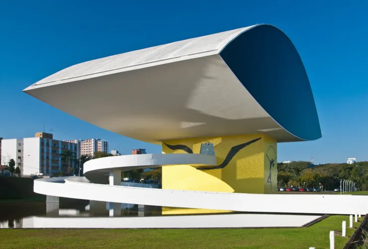 Edifício do Museu Oscar Niemeyer, o Museu do Olho, em Curitiba
