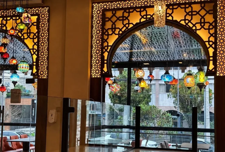 Salão do BaraQuias no Batel, em Curitiba, com decoração inspirada na cultura árabe