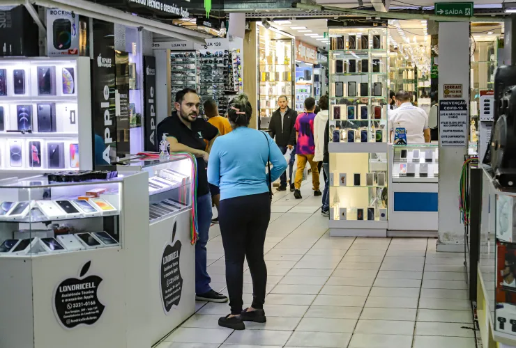 Fachadas de estabelecimentos comerciais em Londrina, no Paraná
