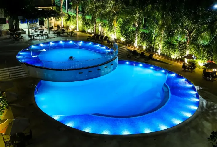 Piscina do Viale Cataratas Hotel & Eventos iluminada à noite, em Foz do Iguaçu