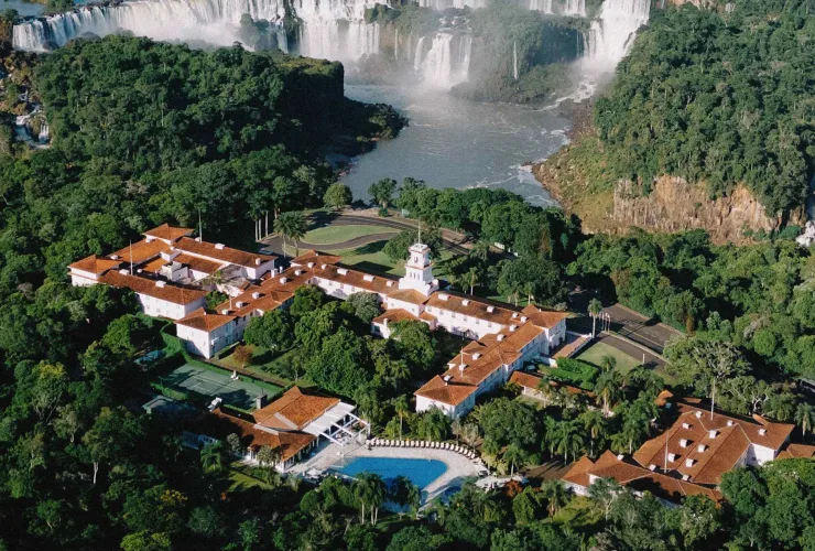 Vista aérea do Hotel das Cataratas em meio à mata, de frente para as Cataratas do Iguaçu